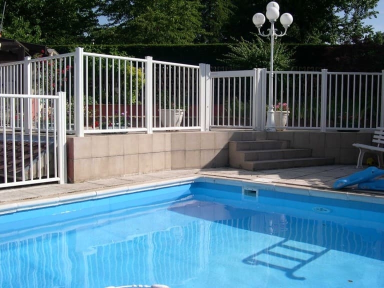 Barrière piscine aluminium Les Portaliers Folschviller