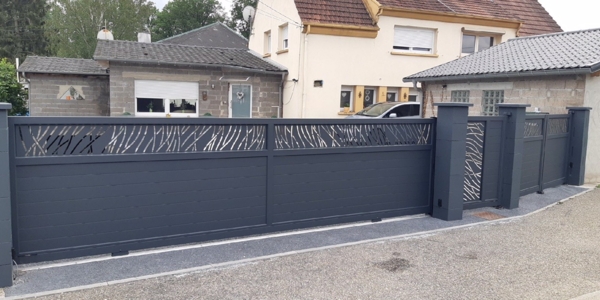 Installation d'un portail coulissant, portail battant et portillon en aluminium avec motifs en decoupe laser. Modèle MUZE, motif Rythme, Collection LAZER Horizal A Double Tour
