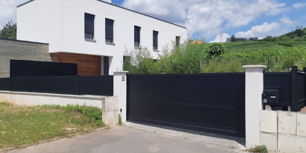 Installation d'un portail coulissant autoportant sans rail au sol